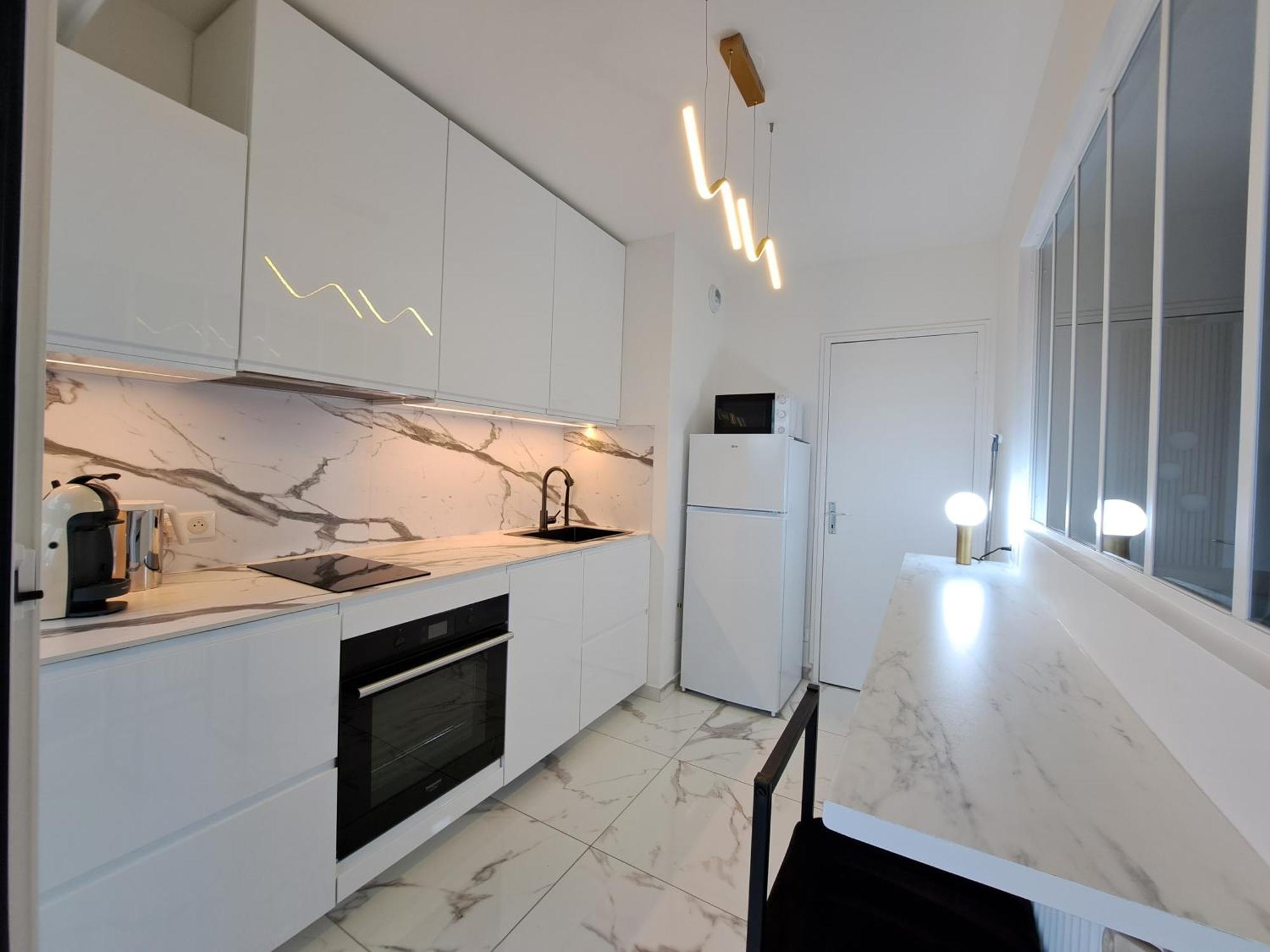 De Standing Apartment